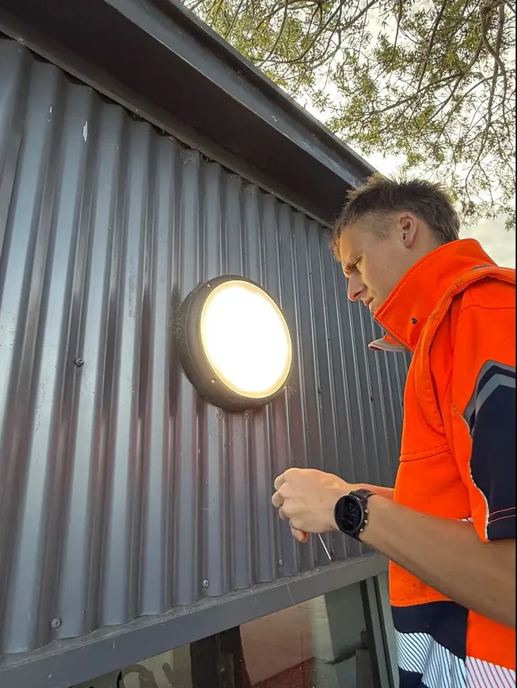 Outdoor wall light installation